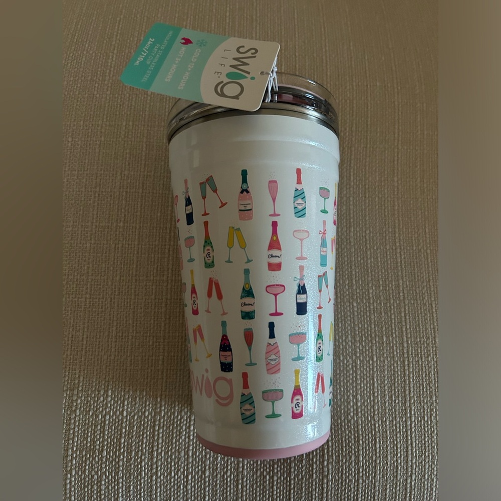 NWT Swig champagne style 24 oz tumbler